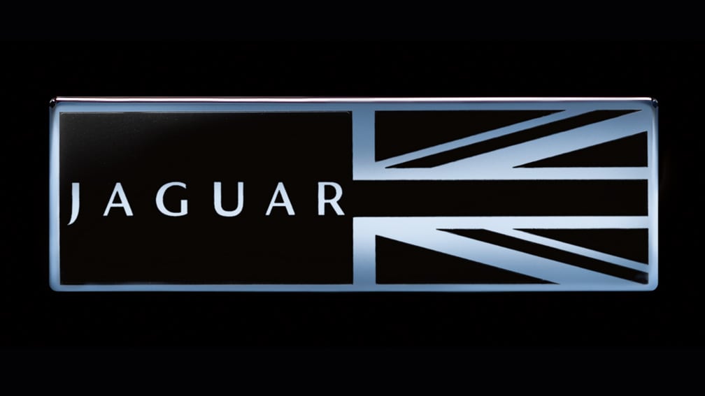 Nápis Intaglio s Jaguar vlajkou