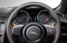 Рулевое колесо Sport с функцией телефона, круиз-контроля, плоской нижней поверхностью и подрулевыми переключателями передач Ignis.